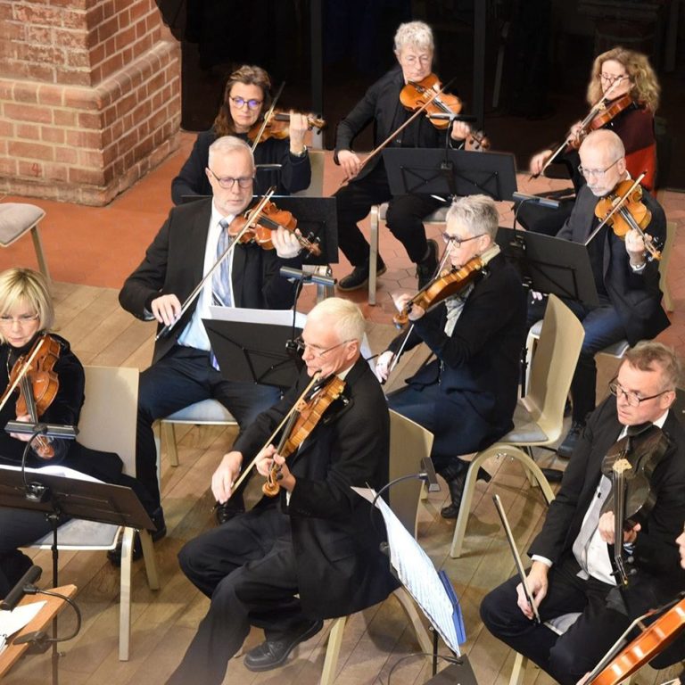 Spielendes Orchester mit 1. Violinen