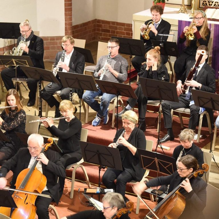 Spielendes Orchester mit Holz- und Blechinstrumenten