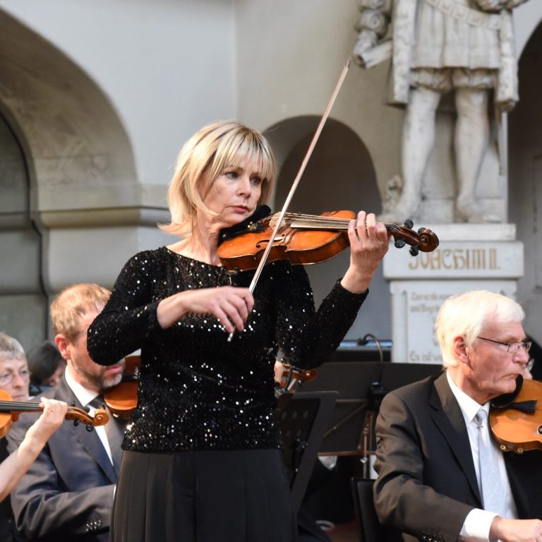 Spielendes Orchester mit 1. Violinen