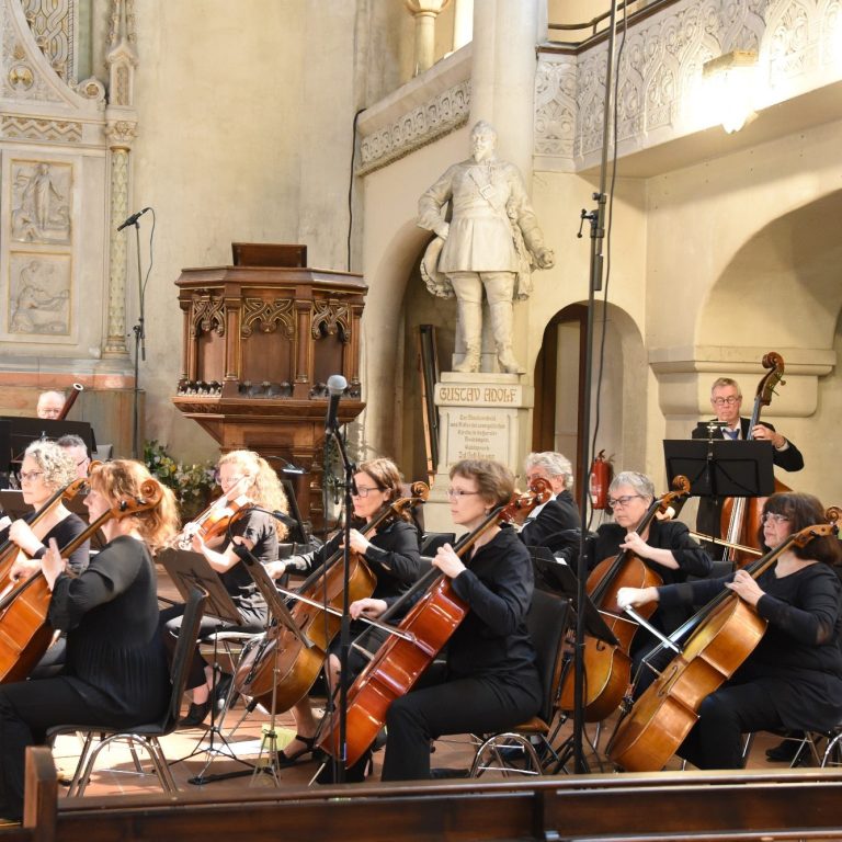 Spielendes Orchester mit Holz- und Blechinstrumenten